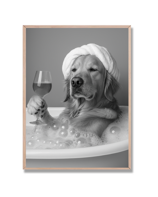 Golden con copa en el baño