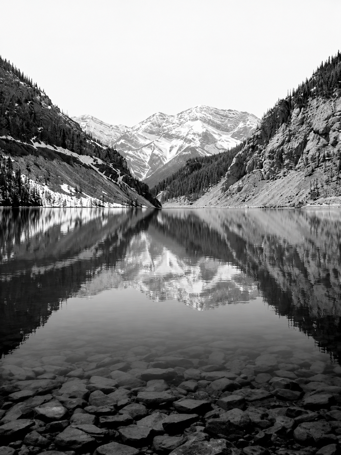 Lago de Montaña en Blanco y Negro