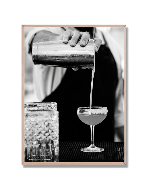 Bartender Sirve Cóctel