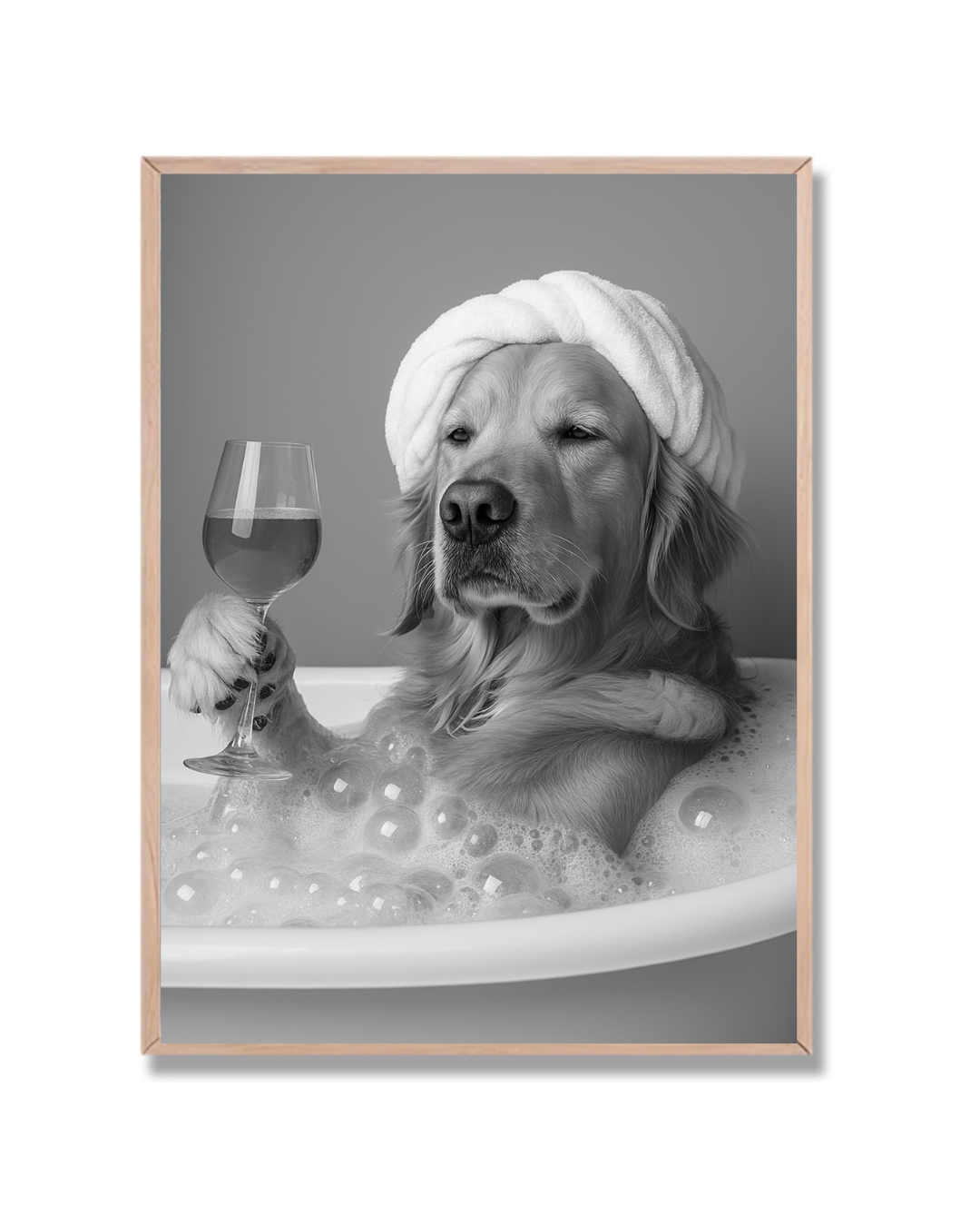 Golden con copa en el baño