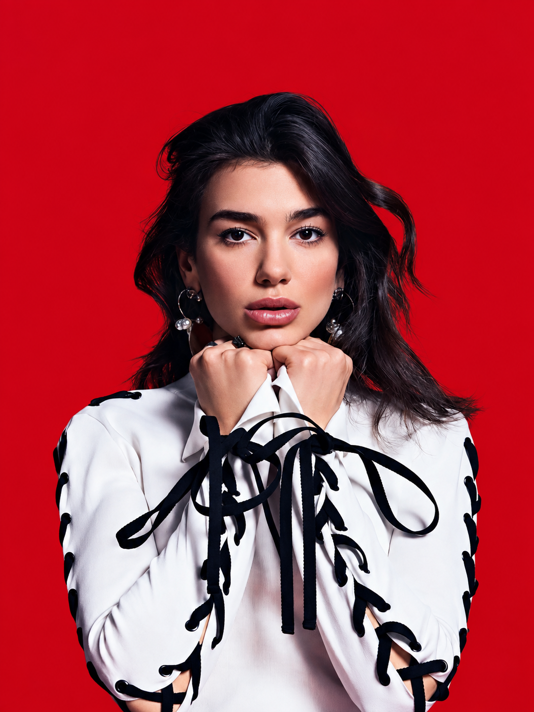 Ilustración 001 — Dua Lipa Blanco y Rojo